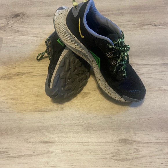Nike Men’s Pegasus Trail 3 Running Shoes Black and Green Sneakers - Picture 3 of 3